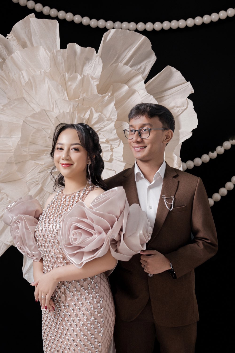 Potret studio Danu dan Nilam dengan dekorasi mutiara