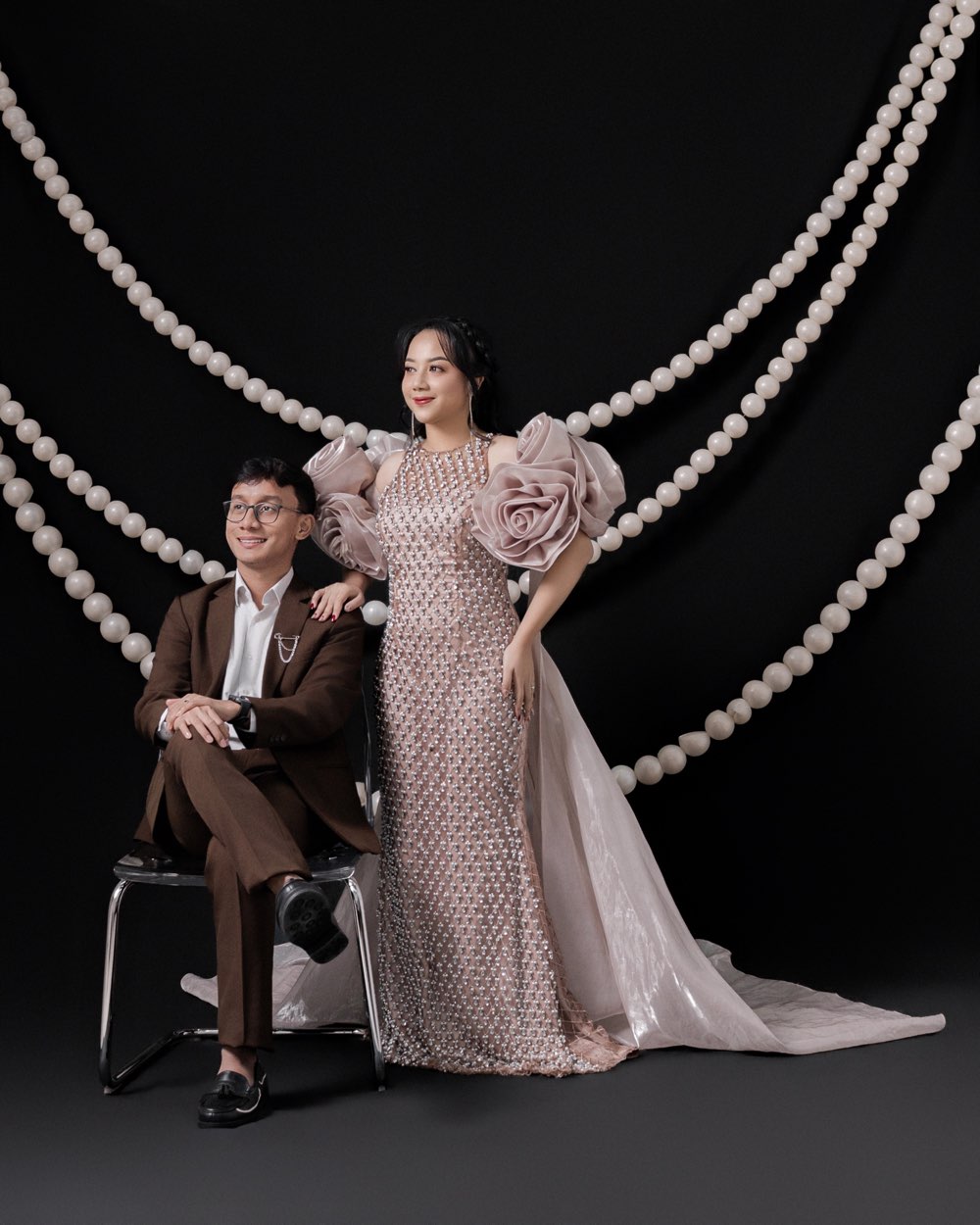 Danu duduk bersama Nilam di studio hitam
